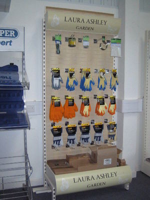 I banchi di mostra un del lato di Slatwall dell'hardware di vendita al dettaglio per i guanti nichelano/placcatura di cromo