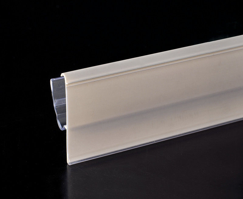 Strisce adesive di plastica colorate di dati dello scaffale nel deposito del supermercato, bianco